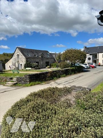 Ensemble immobilier avec dépendances situé au centre-ville de Châteaulin. Cet ensemble comprend...