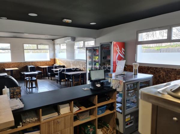 📣 Fonds de commerce – Restauration / Vente à emporter / Livraison
Secteur : Bernis (30) – Emplacement passant
À vendre : fonds de commerce de restauration rapide bénéficiant d’un excellent emplacement sur un axe fréquenté, idéal pour une activité de consommation sur place, à emporter ou en livraison.
🔹 Description du local

Surface totale : 120 m² environ
Répartition : environ 50 % salle / 50 % cuisine & réserves
Capacité : ~40 places assises en intérieur
Terrasse extérieure exploitée selon saison et règlementation locale
Places de parking devant et à proximité immédiate
Cuisine très propre, fonctionnelle et entièrement équipée

🔹 Activités possibles

Restauration sur place
Vente à emporter
Livraison directe
Partenariats en place avec plateforme Uber Eats

🔹 Cadre juridique

Bail commercial 3/6/9 classique – tous commerces
→ Très grande souplesse pour une évolution du concept ou un changement d’enseigne.

🔹 Performance économique

Chiffre d’affaires annuel entre 165 000 € et 200 000 € sur les 3 derniers exercices.
La zone bénéficie d'un supermarché et de commerces de proximité dynamique et d’une offre de restauration non concurrente

🔹 Atouts majeurs

Emplacement visible sur zone passante
Clientèle locale + flux de passage
Locaux fonctionnels, bien entretenus
Cuisine parfaitement opérationnelle
Activité clé en main
Idéal pour continuation du concept ou création d’un nouveau projet

💼 Opportunité idéale pour :

Entrepreneurs en restauration rapide
Concept burgers / tacos / poutines / snacking
Traiteur avec point de vente
Toute activité nécessitant salle + cuisine équipée
TOUTES ACTIVITES moyennant de petites transformations