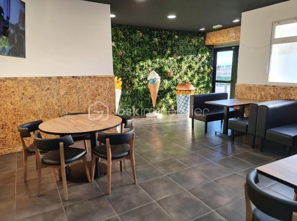 📣 Fonds de commerce – Restauration / Vente à emporter / Livraison
Secteur : Bernis (30) – Emplacement passant
À vendre : fonds de commerce de restauration rapide bénéficiant d’un excellent emplacement sur un axe fréquenté, idéal pour une activité de consommation sur place, à emporter ou en livraison.
🔹 Description du local

Surface totale : 120 m² environ
Répartition : environ 50 % salle / 50 % cuisine & réserves
Capacité : ~40 places assises en intérieur
Terrasse extérieure exploitée selon saison et règlementation locale
Places de parking devant et à proximité immédiate
Cuisine très propre, fonctionnelle et entièrement équipée

🔹 Activités possibles

Restauration sur place
Vente à emporter
Livraison directe
Partenariats en place avec plateforme Uber Eats

🔹 Cadre juridique

Bail commercial 3/6/9 classique – tous commerces
→ Très grande souplesse pour une évolution du concept ou un changement d’enseigne.

🔹 Performance économique

Chiffre d’affaires annuel entre 165 000 € et 200 000 € sur les 3 derniers exercices.
La zone bénéficie d'un supermarché et de commerces de proximité dynamique et d’une offre de restauration non concurrente

🔹 Atouts majeurs

Emplacement visible sur zone passante
Clientèle locale + flux de passage
Locaux fonctionnels, bien entretenus
Cuisine parfaitement opérationnelle
Activité clé en main
Idéal pour continuation du concept ou création d’un nouveau projet

💼 Opportunité idéale pour :

Entrepreneurs en restauration rapide
Concept burgers / tacos / poutines / snacking
Traiteur avec point de vente
Toute activité nécessitant salle + cuisine équipée
TOUTES ACTIVITES moyennant de petites transformations