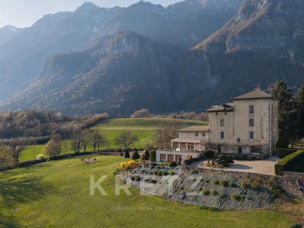 Château de Savoie, sentinelle historique entre Albertville et Chambéry.