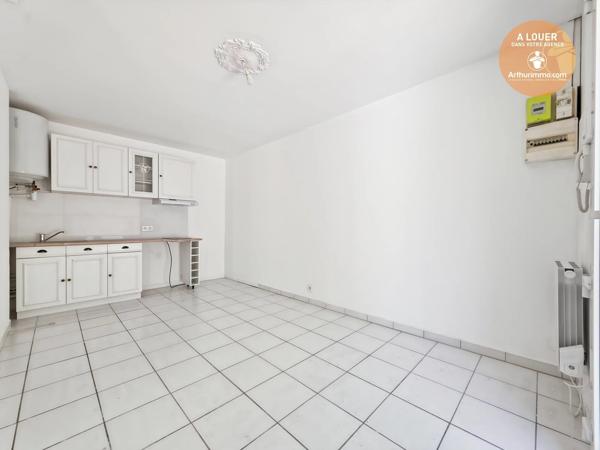 Location                                                      Appartement
                        
                     2 pièces                      28 m2                     à Corbeil-Essonnes