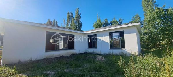 Située dans un environnement calme et agréable, cette maison en cours de construction représente une belle opportunité pour les acquéreurs souhaitant personnaliser leur future habitation tout en bénéficiant d'un projet déjà largement avancé.

La construction est aujourd'hui hors d'air et quasiment hors d'eau. La pose des tuiles reste à réaliser afin d'achever la couverture, laissant ensuite libre cours à l'aménagement intérieur selon vos envies.

La maison a été pensée pour offrir un cadre de vie confortable et fonctionnel avec :

Une spacieuse pièce de vie lumineuse avec cuisine ouverte sur le séjour
Un cellier attenant
Une suite parentale
Trois chambres supplémentaires
Une salle de bains
Un WC indépendant
Un garage indépendant

L'ensemble des travaux intérieurs reste à réaliser : isolation, cloisons, électricité, plomberie, chauffage, revêtements, cuisine et sanitaires. Vous pourrez ainsi choisir les matériaux, les prestations et les finitions selon vos goûts et votre budget, tout en évitant les contraintes d'un projet de construction démarrant d'un terrain nu.

À l'extérieur, le terrain offre un beau potentiel d'aménagement avec la possibilité d'installer une piscine et de créer un agréable espace de vie.

À prévoir :
Viabilisation
Installation d'une micro-station d'épuration
Un emplacement recherché
À seulement 5 minutes du centre de Carbonne
À 10 minutes de l'autoroute A64, avec un accès rapide dans les deux sens
À proximité immédiate des commerces, écoles et de toutes les commodités

Les + du bien :
✔ Construction déjà bien avancée
✔ Maison personnalisable selon vos envies
✔ Environnement calme
✔ Beau potentiel d'aménagement extérieur
✔ Situation idéale entre tranquillité et proximité des services