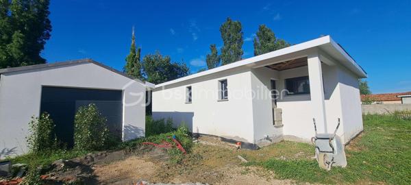 Située dans un environnement calme et agréable, cette maison en cours de construction représente une belle opportunité pour les acquéreurs souhaitant personnaliser leur future habitation tout en bénéficiant d'un projet déjà largement avancé.

La construction est aujourd'hui hors d'air et quasiment hors d'eau. La pose des tuiles reste à réaliser afin d'achever la couverture, laissant ensuite libre cours à l'aménagement intérieur selon vos envies.

La maison a été pensée pour offrir un cadre de vie confortable et fonctionnel avec :

Une spacieuse pièce de vie lumineuse avec cuisine ouverte sur le séjour
Un cellier attenant
Une suite parentale
Trois chambres supplémentaires
Une salle de bains
Un WC indépendant
Un garage indépendant

L'ensemble des travaux intérieurs reste à réaliser : isolation, cloisons, électricité, plomberie, chauffage, revêtements, cuisine et sanitaires. Vous pourrez ainsi choisir les matériaux, les prestations et les finitions selon vos goûts et votre budget, tout en évitant les contraintes d'un projet de construction démarrant d'un terrain nu.

À l'extérieur, le terrain offre un beau potentiel d'aménagement avec la possibilité d'installer une piscine et de créer un agréable espace de vie.

À prévoir :
Viabilisation
Installation d'une micro-station d'épuration
Un emplacement recherché
À seulement 5 minutes du centre de Carbonne
À 10 minutes de l'autoroute A64, avec un accès rapide dans les deux sens
À proximité immédiate des commerces, écoles et de toutes les commodités

Les + du bien :
✔ Construction déjà bien avancée
✔ Maison personnalisable selon vos envies
✔ Environnement calme
✔ Beau potentiel d'aménagement extérieur
✔ Situation idéale entre tranquillité et proximité des services