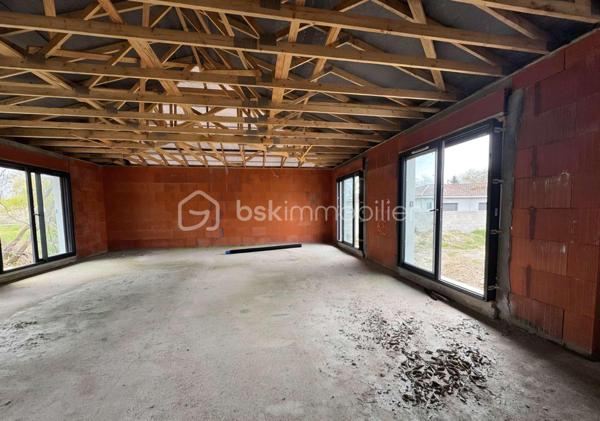 Située dans un environnement calme et agréable, cette maison en cours de construction représente une belle opportunité pour les acquéreurs souhaitant personnaliser leur future habitation tout en bénéficiant d'un projet déjà largement avancé.

La construction est aujourd'hui hors d'air et quasiment hors d'eau. La pose des tuiles reste à réaliser afin d'achever la couverture, laissant ensuite libre cours à l'aménagement intérieur selon vos envies.

La maison a été pensée pour offrir un cadre de vie confortable et fonctionnel avec :

Une spacieuse pièce de vie lumineuse avec cuisine ouverte sur le séjour
Un cellier attenant
Une suite parentale
Trois chambres supplémentaires
Une salle de bains
Un WC indépendant
Un garage indépendant

L'ensemble des travaux intérieurs reste à réaliser : isolation, cloisons, électricité, plomberie, chauffage, revêtements, cuisine et sanitaires. Vous pourrez ainsi choisir les matériaux, les prestations et les finitions selon vos goûts et votre budget, tout en évitant les contraintes d'un projet de construction démarrant d'un terrain nu.

À l'extérieur, le terrain offre un beau potentiel d'aménagement avec la possibilité d'installer une piscine et de créer un agréable espace de vie.

À prévoir :
Viabilisation
Installation d'une micro-station d'épuration
Un emplacement recherché
À seulement 5 minutes du centre de Carbonne
À 10 minutes de l'autoroute A64, avec un accès rapide dans les deux sens
À proximité immédiate des commerces, écoles et de toutes les commodités

Les + du bien :
✔ Construction déjà bien avancée
✔ Maison personnalisable selon vos envies
✔ Environnement calme
✔ Beau potentiel d'aménagement extérieur
✔ Situation idéale entre tranquillité et proximité des services