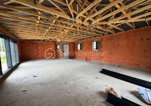 Située dans un environnement calme et agréable, cette maison en cours de construction représente une belle opportunité pour les acquéreurs souhaitant personnaliser leur future habitation tout en bénéficiant d'un projet déjà largement avancé.

La construction est aujourd'hui hors d'air et quasiment hors d'eau. La pose des tuiles reste à réaliser afin d'achever la couverture, laissant ensuite libre cours à l'aménagement intérieur selon vos envies.

La maison a été pensée pour offrir un cadre de vie confortable et fonctionnel avec :

Une spacieuse pièce de vie lumineuse avec cuisine ouverte sur le séjour
Un cellier attenant
Une suite parentale
Trois chambres supplémentaires
Une salle de bains
Un WC indépendant
Un garage indépendant

L'ensemble des travaux intérieurs reste à réaliser : isolation, cloisons, électricité, plomberie, chauffage, revêtements, cuisine et sanitaires. Vous pourrez ainsi choisir les matériaux, les prestations et les finitions selon vos goûts et votre budget, tout en évitant les contraintes d'un projet de construction démarrant d'un terrain nu.

À l'extérieur, le terrain offre un beau potentiel d'aménagement avec la possibilité d'installer une piscine et de créer un agréable espace de vie.

À prévoir :
Viabilisation
Installation d'une micro-station d'épuration
Un emplacement recherché
À seulement 5 minutes du centre de Carbonne
À 10 minutes de l'autoroute A64, avec un accès rapide dans les deux sens
À proximité immédiate des commerces, écoles et de toutes les commodités

Les + du bien :
✔ Construction déjà bien avancée
✔ Maison personnalisable selon vos envies
✔ Environnement calme
✔ Beau potentiel d'aménagement extérieur
✔ Situation idéale entre tranquillité et proximité des services