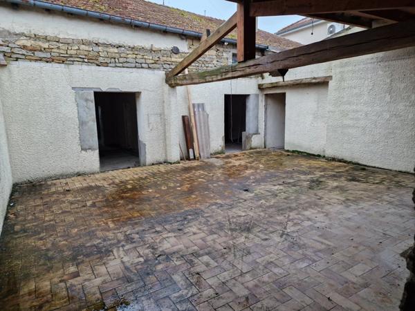 Dpt Vosges (88), à vendre proche DE CHÂTENOIS VITTEL maison P6 à rénover complètement