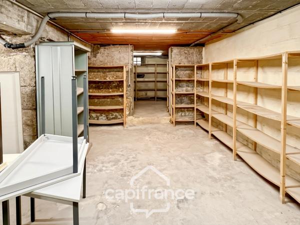 Bureaux de 180m2 avec sous-sol intégral en cœur de ville dans un bel immeuble en pierre