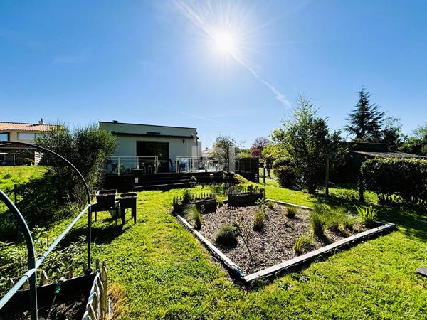 Maison familiale avec vie de plain-pied sur belle parcelle.