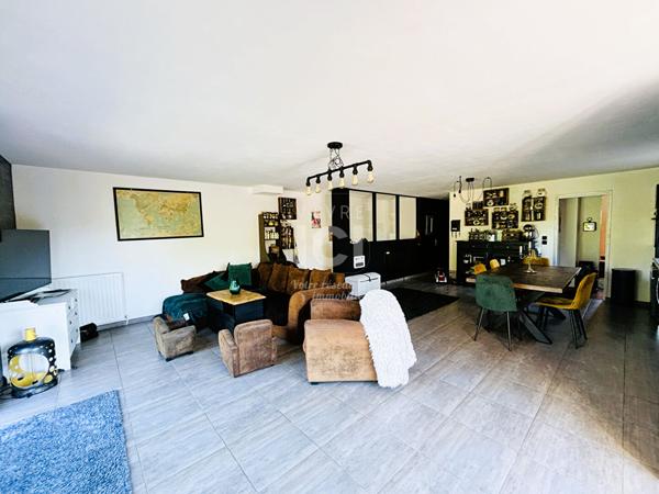 Maison familiale avec vie de plain-pied sur belle parcelle.
