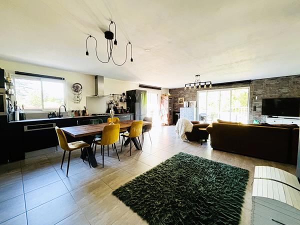 Maison familiale avec vie de plain-pied sur belle parcelle.