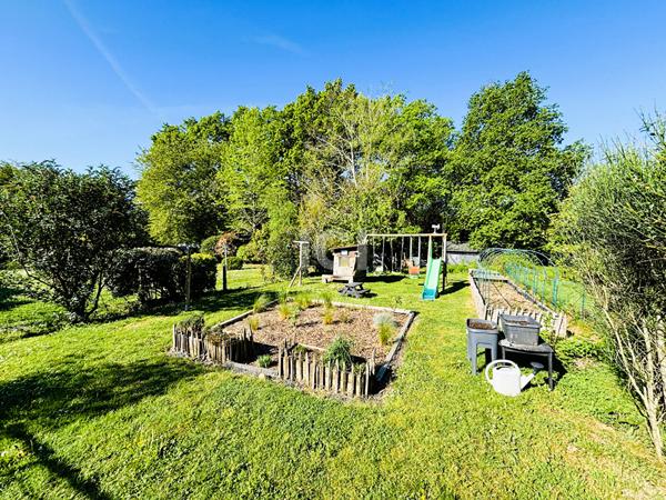 Maison familiale avec vie de plain-pied sur belle parcelle.