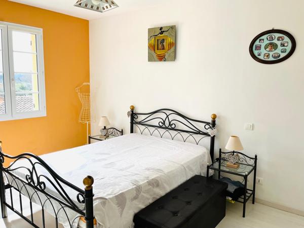 Villa lumineuse exposée Sud avec piscine