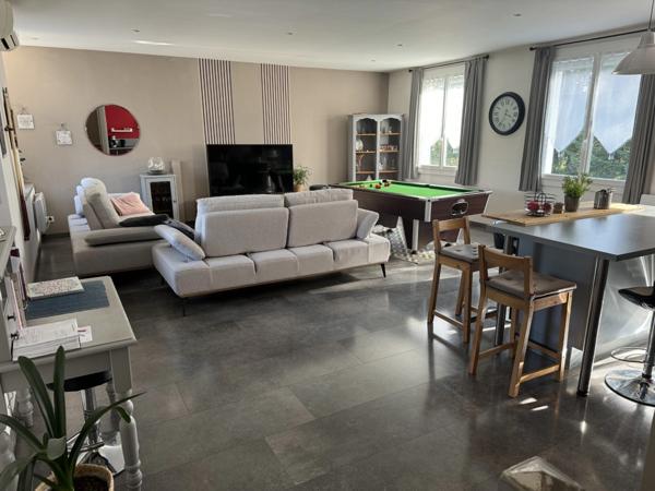 Immeuble à vendre 550 m2 Restaurant, appartement terrain 2283m2 parking 1572m2 ()