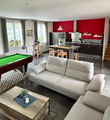 Immeuble à vendre 550 m2 Restaurant, appartement terrain 2283m2 parking 1572m2 ()