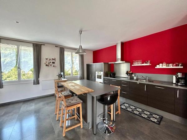 Immeuble à vendre 550 m2 Restaurant, appartement terrain 2283m2 parking 1572m2 ()