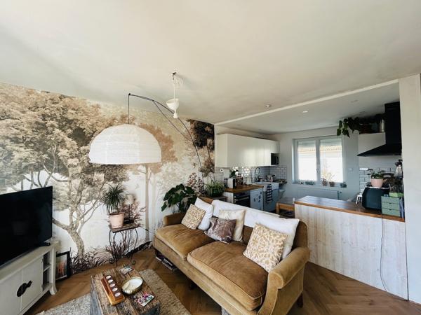 Renovated detached house with independent living space, terrace and balcony – Close to the centre of Charroux