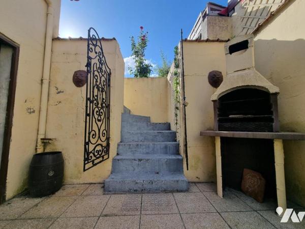 Maison de ville, semi plain-pied avec jardin et dépendance.