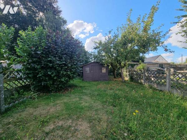 Maison de ville, semi plain-pied avec jardin et dépendance.