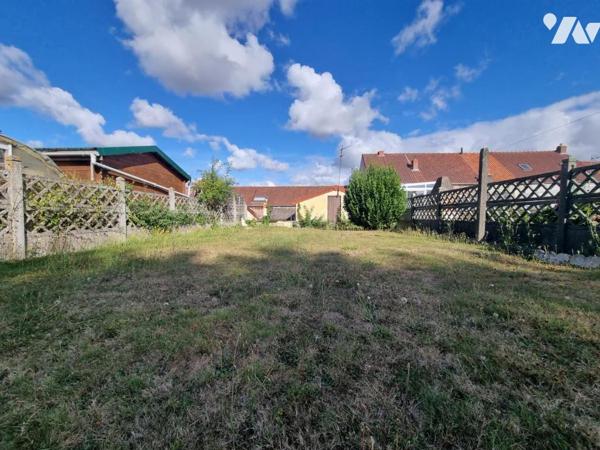 Maison de ville, semi plain-pied avec jardin et dépendance.