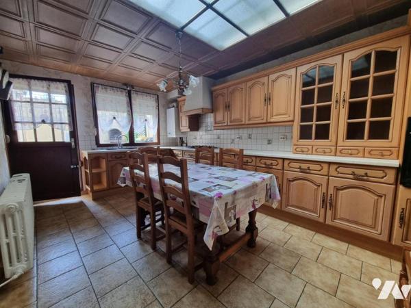 Maison de ville, semi plain-pied avec jardin et dépendance.