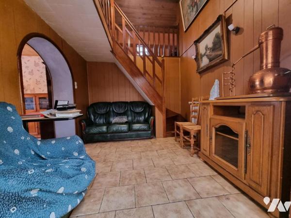 Maison de ville, semi plain-pied avec jardin et dépendance.