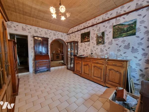 Maison de ville, semi plain-pied avec jardin et dépendance.