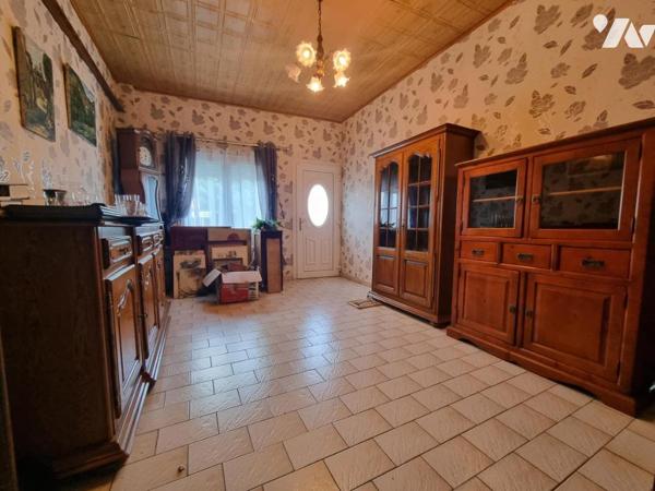 Maison de ville, semi plain-pied avec jardin et dépendance.