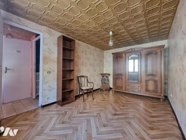 Maison de ville, semi plain-pied avec jardin et dépendance.