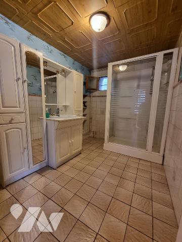 Maison de ville, semi plain-pied avec jardin et dépendance.