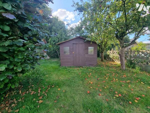 Maison de ville, semi plain-pied avec jardin et dépendance.