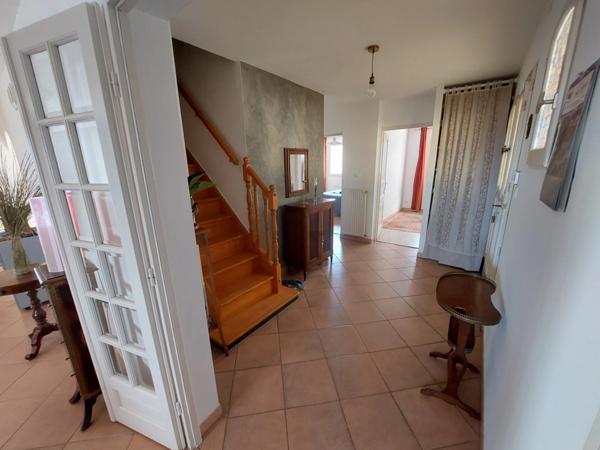 VILLA CONTEMPORAINE RECENTE AVEC PISCINE