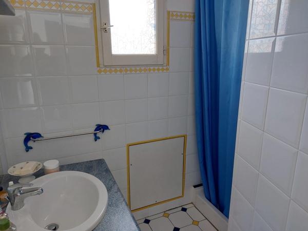 VILLA CONTEMPORAINE RECENTE AVEC PISCINE