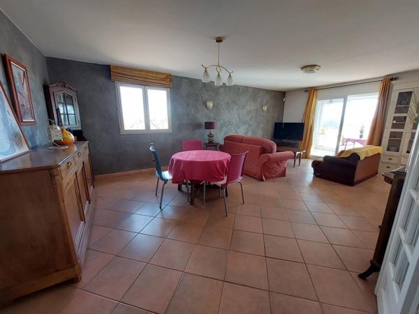 VILLA CONTEMPORAINE RECENTE AVEC PISCINE