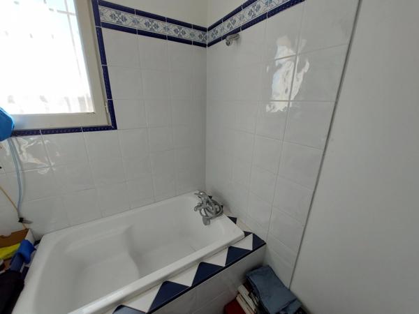 VILLA CONTEMPORAINE RECENTE AVEC PISCINE