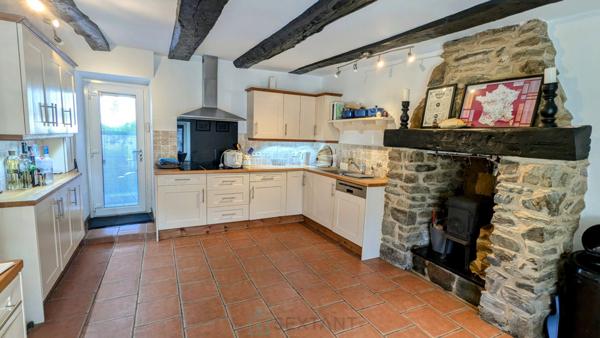 Magnifique propriété en pierre de 246 m² avec piscine intérieure et verger