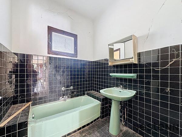 Villa à rénover T7 210 m2 sur terrain 7800 m2 Trets