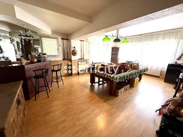 Maison
         8 pièces
        - 328 m² Bien prestige 1 335 000 € *