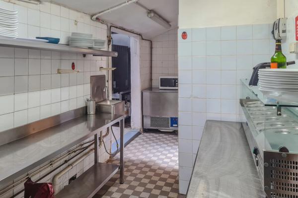 Ensemble immobilier avec restaurant et habitations