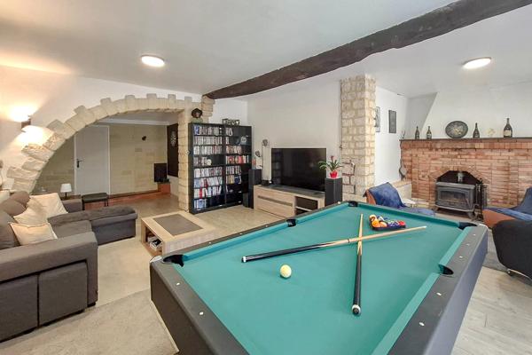 Ensemble immobilier avec restaurant et habitations