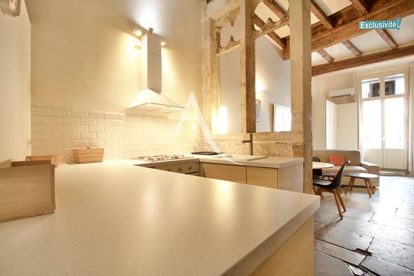 MONTPELLIER CENTRE - TRES BEAU T2 RENOVE de 40 m2, au 1er étage d'un immeuble ancien