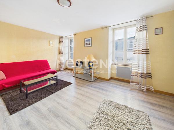 A vendre au centre-ville d'Aurillac, au 3ème et dernier étage d'une petite copropriété, appartement de type 2 d'une surface de 42 m².