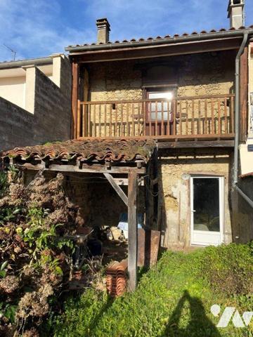 MARCIAC (Gers) à deux pas de la place, maison de ville et jardin attenant à rénover en partie.