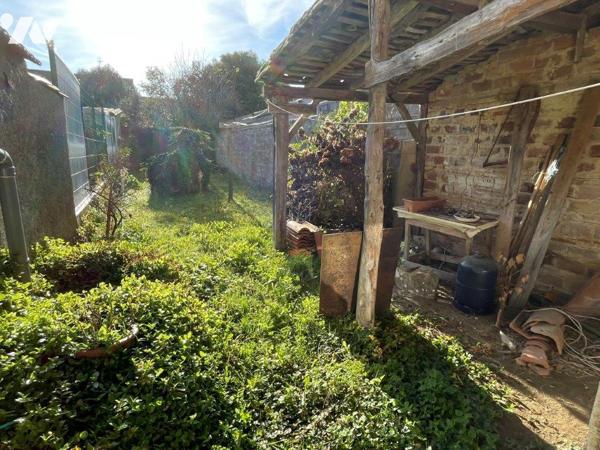 MARCIAC (Gers) à deux pas de la place, maison de ville et jardin attenant à rénover en partie.