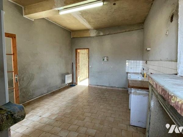 MARCIAC (Gers) à deux pas de la place, maison de ville et jardin attenant à rénover en partie.