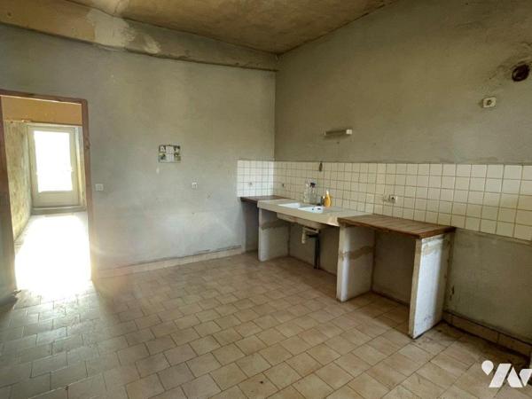 MARCIAC (Gers) à deux pas de la place, maison de ville et jardin attenant à rénover en partie.