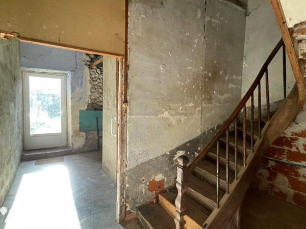 MARCIAC (Gers) à deux pas de la place, maison de ville et jardin attenant à rénover en partie.