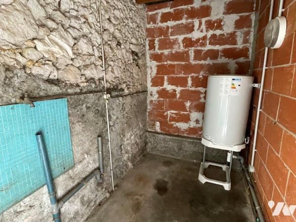 MARCIAC (Gers) à deux pas de la place, maison de ville et jardin attenant à rénover en partie.