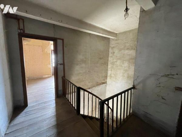 MARCIAC (Gers) à deux pas de la place, maison de ville et jardin attenant à rénover en partie.