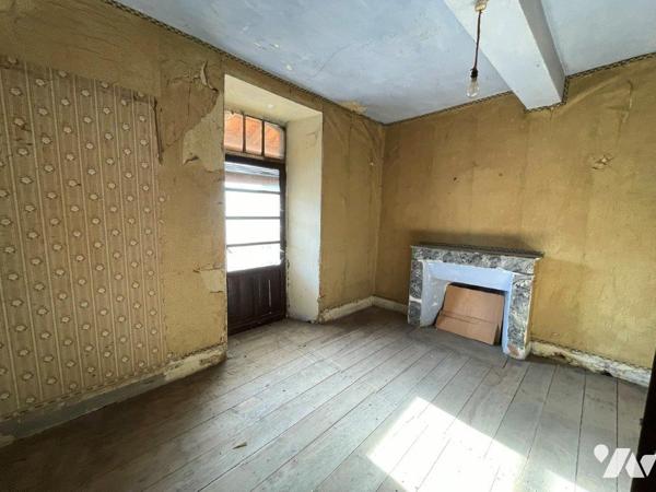 MARCIAC (Gers) à deux pas de la place, maison de ville et jardin attenant à rénover en partie.