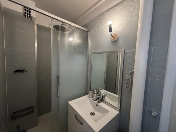 Appartement à louer 890 € CC Villenave-d'Ornon 3 p 53 m² DPE F